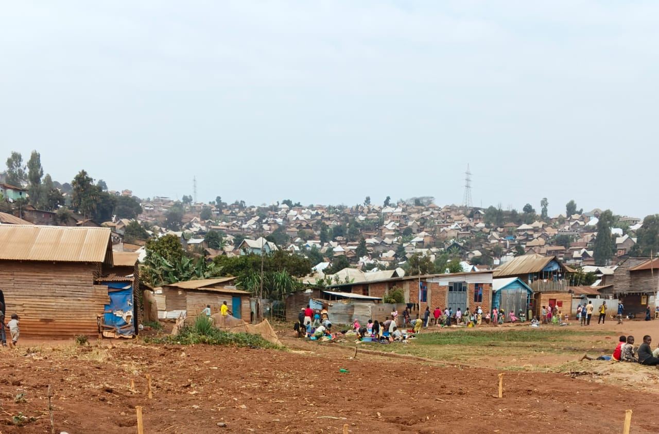 Kabare : Des hommes armés non identifiés attaquent des maisons et blessent des civils à Mudusa